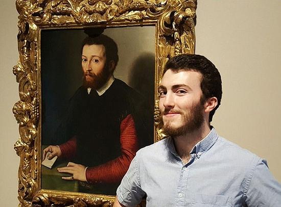 游客在博物馆中撞脸油画相似度惊人