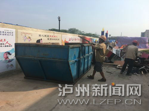 大件垃圾集中处置点,环卫工人正在破拆大件垃圾 记者 许亚琴 摄
