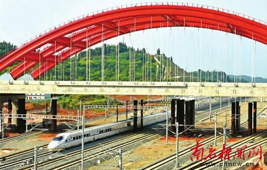 一列动车快速经过兰渝铁路南充北站跨线大桥(资料图) 南充晚报记者 余中华 摄