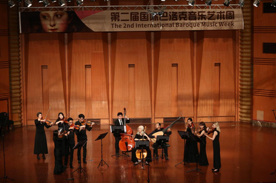 　　法兰克福音乐学院大提琴演奏家安内特·施耐德教授和德国弗莱堡古乐团小提琴演奏家崔红霞老师，德国美因茨音乐学院芭芭拉·毛贺·海克教授以及匈牙利布达佩斯音乐学院小提琴演奏家苏珊娜·霍达斯老师，日本琉特琴演奏家太田耕平教授和四川音乐学院管弦系学生合奏