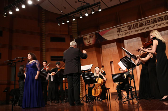 　　德国法兰克福音乐学院副院长米歇尔施耐德教授担任指挥和四川音乐学院女高音歌唱家葛涵老师的现场演出