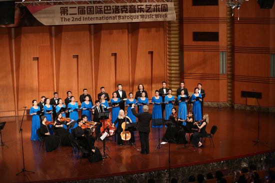 法兰克福音乐学院副院长及竖笛演奏家米歇尔·施耐德教授指挥四川音乐学院教授合唱团