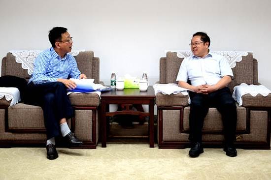 徐远火与黄友海先生亲切交谈