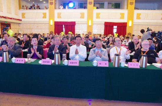 2017西昌邛海“丝绸之路”国际诗歌周开幕式活动现场 &nbsp;&nbsp;&nbsp;宋明摄