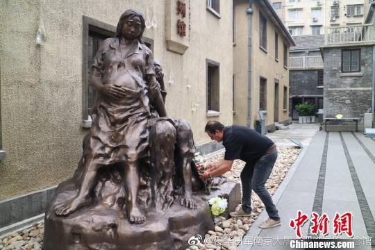 克里斯蒂安·帕赫在南京利济巷慰安所旧址陈列馆内献花。 侵华日军南京大屠杀遇难同胞纪念馆供图
