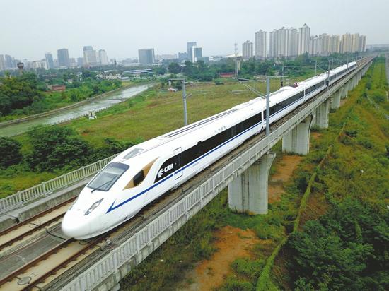 国庆期间一列单组CRH3A型动车组从成都东站开出驶往江油方向。 吴正琪摄