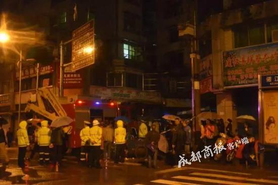 通江县城区一山体落石砸断天然气主管网