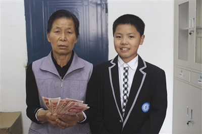 ◀失主刘琼兰和拾金不昧的赵兴(右)合影