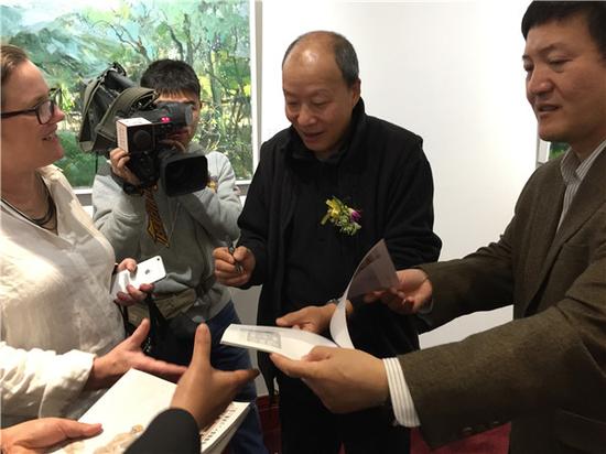艺术家张国忠在展览现场接受媒体采访