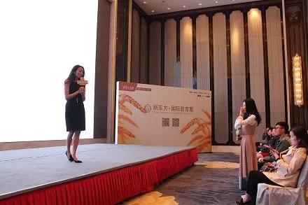 Evelyn Liu讲座提问期间与现场学生互动交流