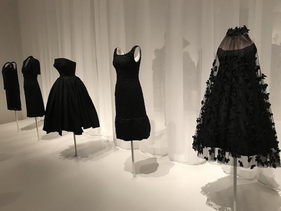 “Items：Is Fashion Modern？（《产品：时尚是现代的吗？》）”展览现场