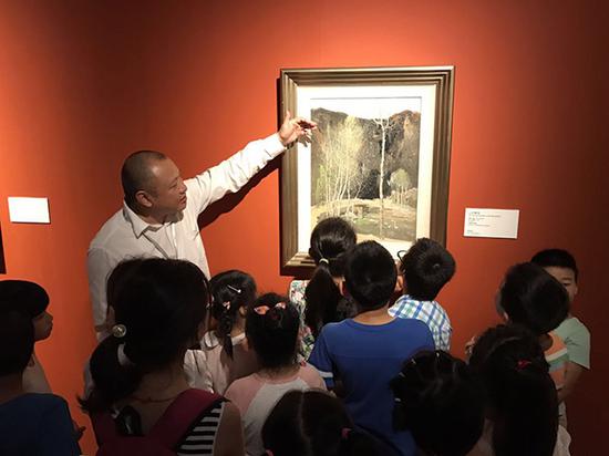 中华艺术宫执行馆长李磊在给观众讲解艺术作品
