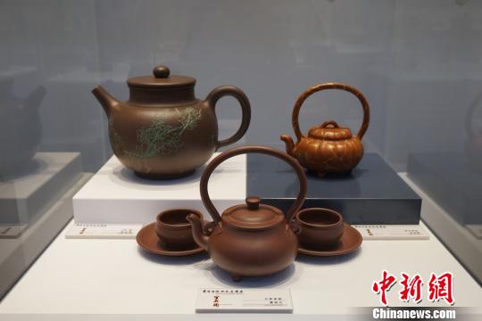 “首届中国四大名陶展”中的宜兴紫砂陶作品。　孙权　摄