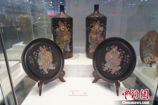 图为“门神系列”的陶器作品。　孙权　摄