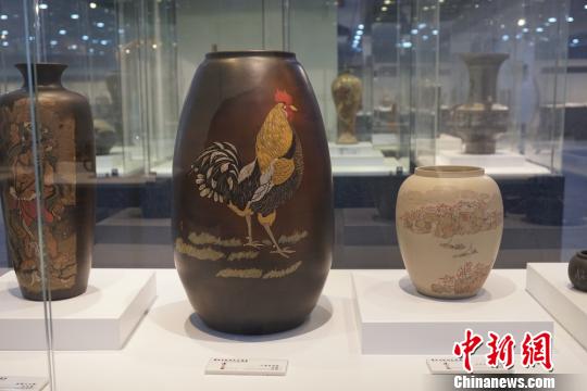 今年是农历鸡年，以“鸡”为图纹的陶器。　孙权　摄