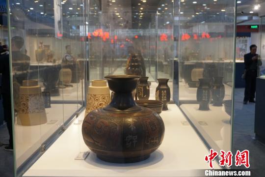 250件（套）“陶器”一字排开。　孙权　摄