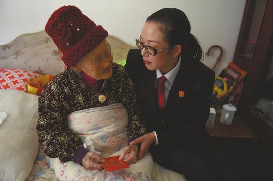 成都彭州法官跟踪回访一年 看儿子儿媳孝不孝