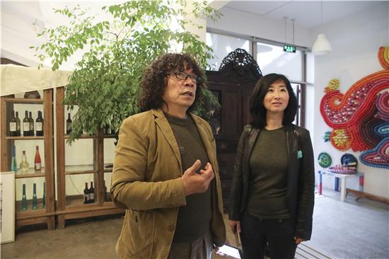 艺术家何工与大猫