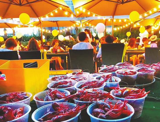 进入淡季继续营业亏得更凶 成都小龙虾店放假