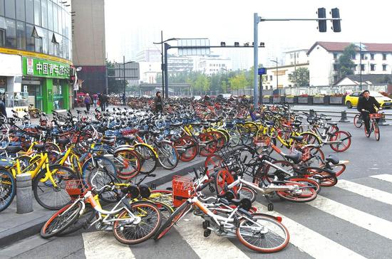 10月26日,东大街路口,路边停满共享单车。
