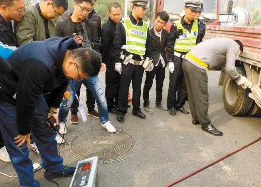 成都联合路检排放超标车辆违禁上路