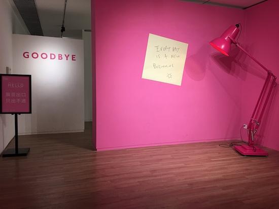 超大台灯和便利贴 “Every day is a new beginning”