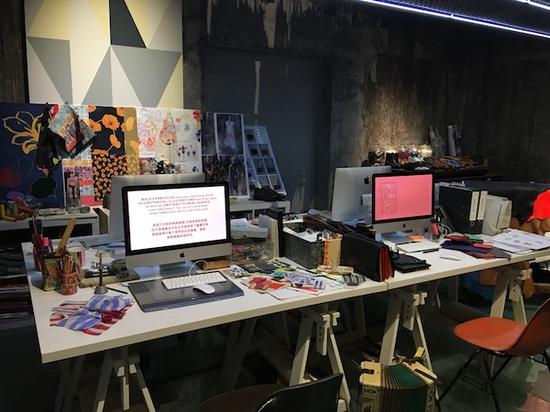 展览现场复原了Paul Smith的工作场景