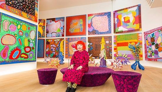 　　题图为草间弥生在2016年时与作品的合影。图片来源：David Zwirner Gallery、Yayoi Kusama、Highsnobiety