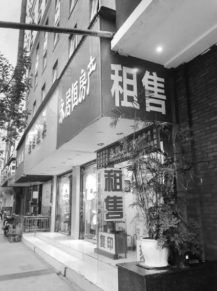 11月14日,位于太升路附近的某二手房中介現場空無一人。