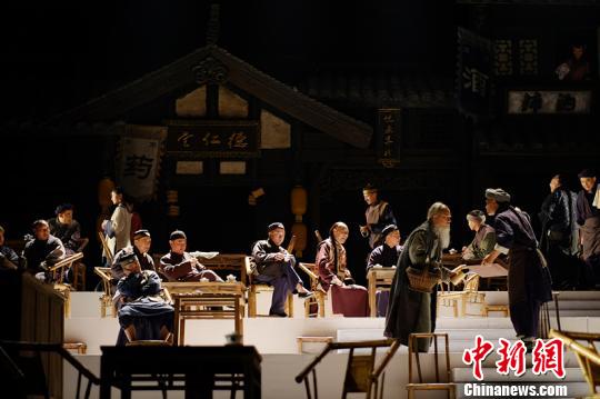 四川话版《茶馆》联排现场。　钟欣 摄