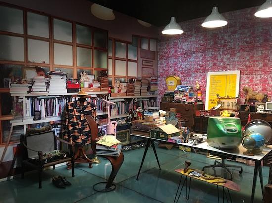 展览现场复原了Paul Smith的工作场景