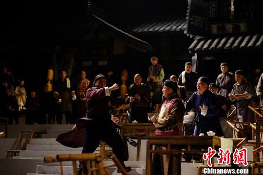 四川话版《茶馆》联排现场。　钟欣 摄