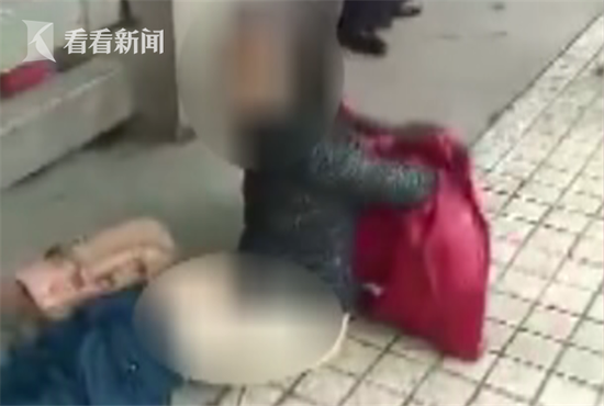 女子当众脱光衣服“裸走”抗议