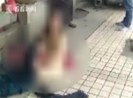 女子当众脱光衣服“裸走”抗议