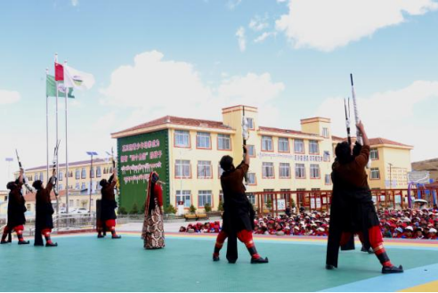 音乐作品《博巴森根》惠民演出在红原县色地镇演出