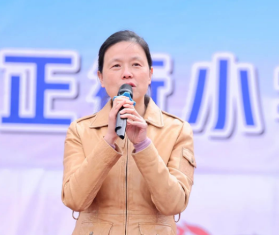 杨涛校长宣布运动会开幕