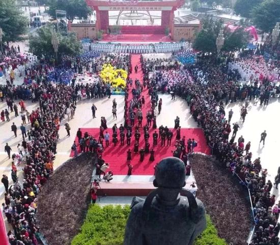 陈子昂万人祭拜活动 周一帆/摄影