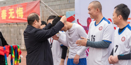 學校領導為獲獎代表隊頒獎