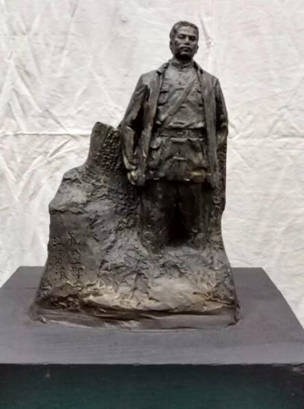 《县委书记》 雕塑 江碧波(重庆大学艺术学院院长、教授、重庆美协副主席)