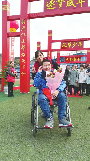 泸州脑瘫理科考生马洪阳。 　　（资料图片）