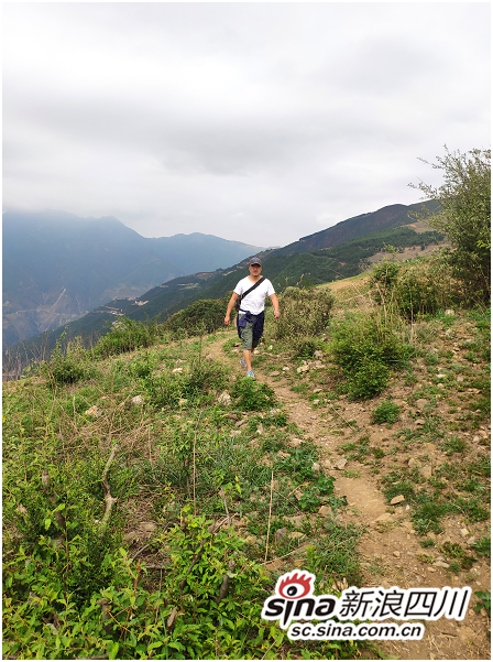 李樵行走在山间小路