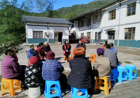2月27日,宣汉县大成镇干部深入一线组织召开“院坝讲理会”,调解邻里房屋遮雨棚过界纠纷问题