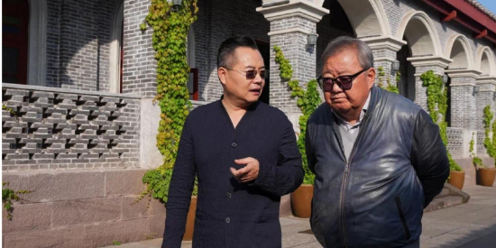 （华采堂施飞、吉狄马加同游李庄古镇）
