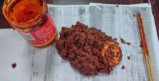 黄金首饰被包裹着藏在豆瓣酱里。（图源@达州公安）