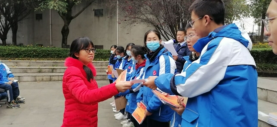 学校副校长李小琴为获奖同学颁奖