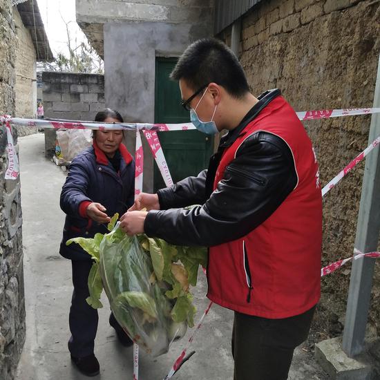 周卓銳為居家觀察人員“跑腿”送菜
