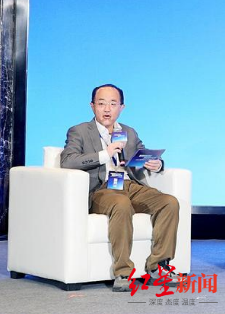 ▲中国传媒大学新媒体研究院院长赵子忠主持圆桌对话