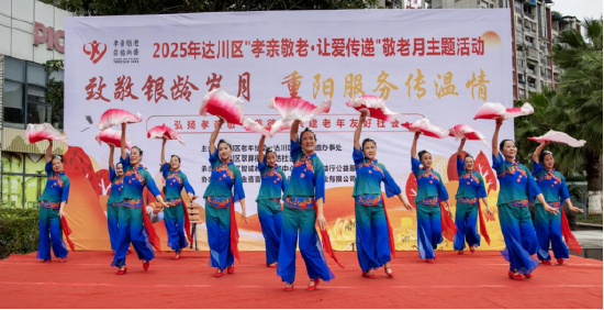 活动现场，精彩纷呈的文艺节目轮番上演，营造出喜庆热闹的节日气氛