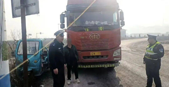 被民警拦截的违法货车。达州公安供图