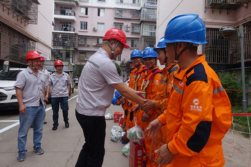 陶明慰问安居公司共产党员服务队消缺施工现场职工